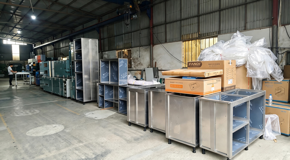 Dãy thùng tủ inox đang chờ công đoạn tiếp theo trong xưởng Thuận Phát