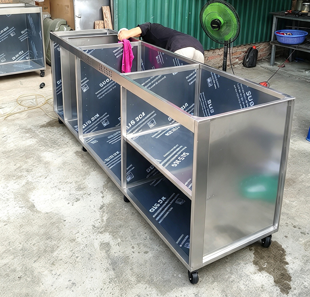 Công đoạn lau vệ sinh khoang thùng inox tại khu vực xưởng Thuận Phát