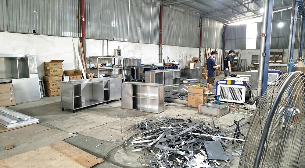 Khu vực gia công và lắp ráp các bộ thùng tủ inox tại xưởng Thuận Phát