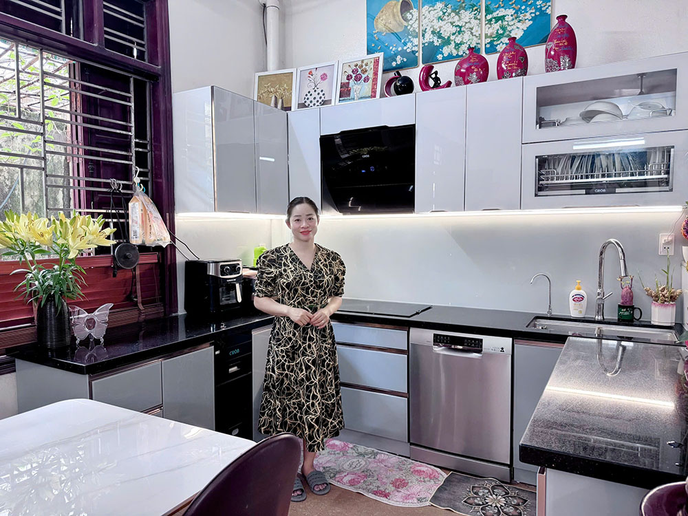 Thi Công Tủ Bếp Inox Cánh Kính Tại Cầu Bươu - Nhà Chị Nga